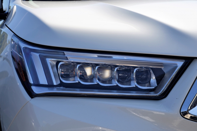 automobile-PEONE-min_acura-headlamp-2834131